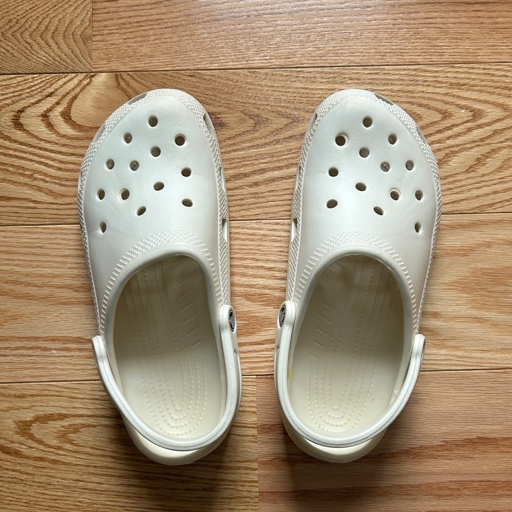 Women’s Size 10 White Crocs – Classic Comfort & Style